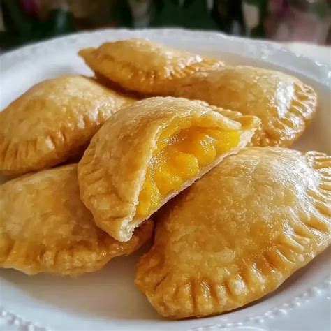 bandeja con empanadas de piña doradas y espolvoreadas con azúcar