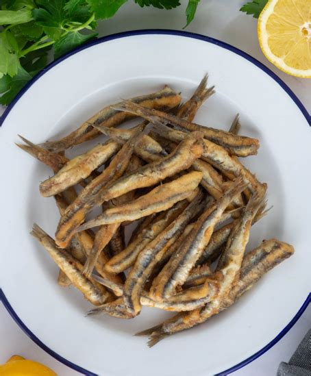 Plato de boquerones fritos dorados y crujientes recién hechos
