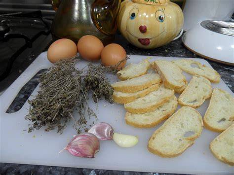 Ingredientes principales de la sopa de farigola: tomillo, pan, ajo y huevo