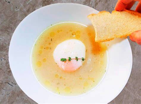 Sopa de farigola con huevo escalfado y pan tostado