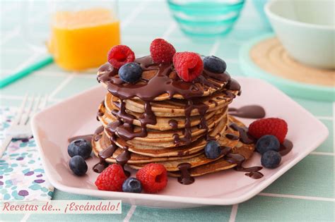 Torre de panqueques de plátano y chocolate con frutas