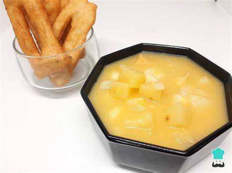 Champú de piña servido caliente con yuquitas