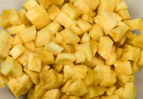 Piña cortada en gajos para asar