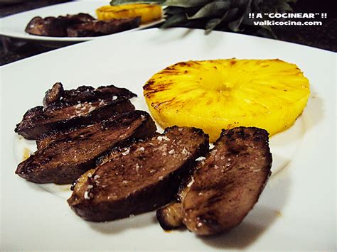 Plato de piña asada con acompañamientos de carne