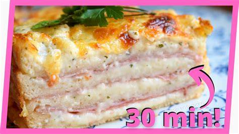 Pastel de pan de molde con jamón y queso recién horneado