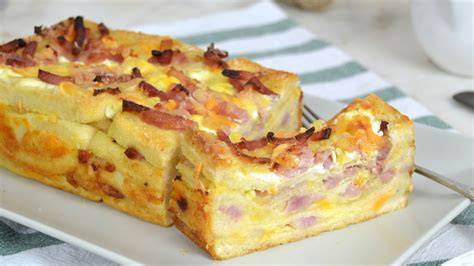 Pastel de pan de molde gratinado con bacon y dátiles