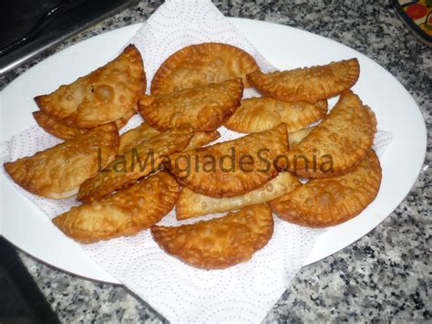 Empanadillas dulces fritas sobre papel absorbente