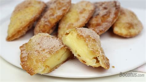 Empanadillas dulces recién fritas y escurriendo el exceso de aceite