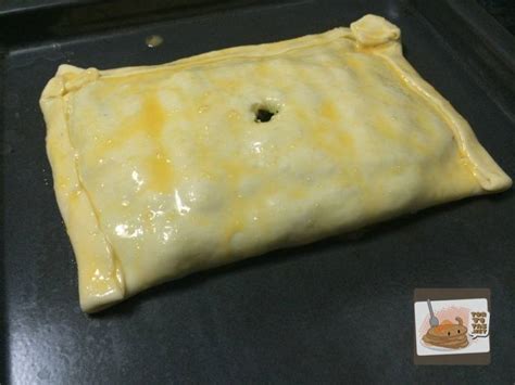 empanada cerrada con bordes sellados y pintada con huevo