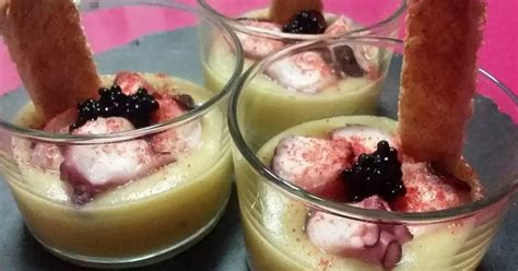 Presentación de chupitos de cremoso de patata con pulpo