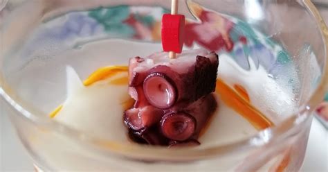 Proceso de montaje de un chupito de pulpo y cremoso de patata