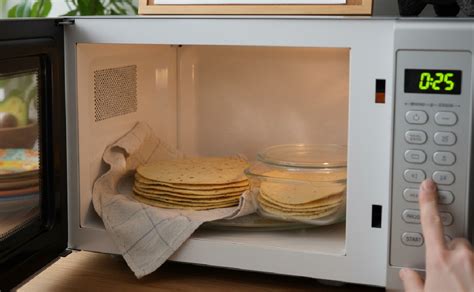 Microondas calentando tortillas