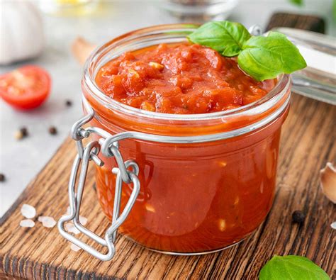 Salsa de tomate casera congelada en cubitos