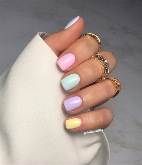 Uñas con esmaltes pastel de diferentes colores
