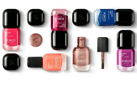 Variedad de esmaltes de uñas pastel de diferentes marcas