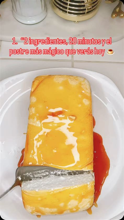 Postre de merengue jugoso en un molde caramelizado