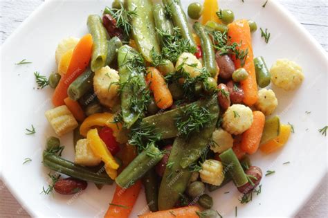 Thermomix y un plato de verduras salteadas
