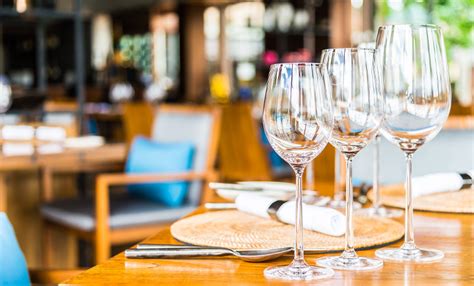 Mesa con diferentes platillos y copas de vino Pet Nat