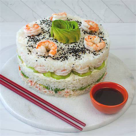 Pastel de sushi de salmón en capas