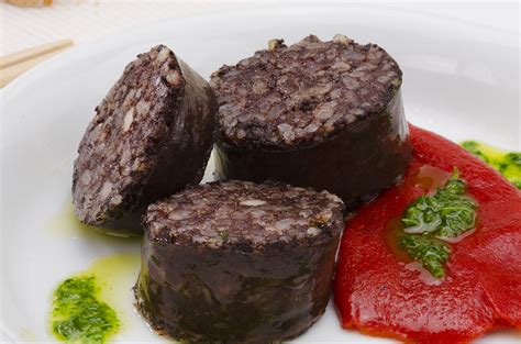 Variedad de platos con morcilla de Burgos: croquetas, tostas, revueltos