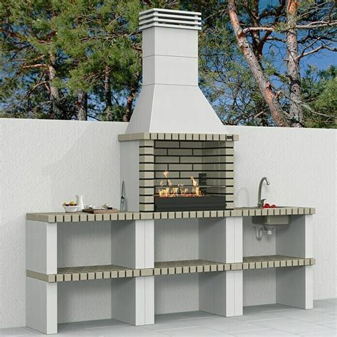 Parrilla de obra limpia y brillante