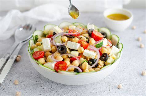 Ensalada de garbanzos y merluza lista para servir
