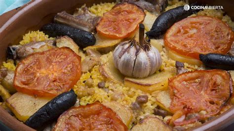 Arroz al horno valenciano con rodajas de patata y tomate
