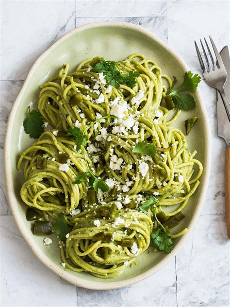 Plato de pasta con salsa verde de rúcula y nueces