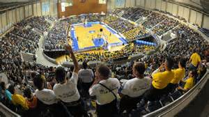 Interior del Pabellón Santiago Martín durante un partido de baloncesto