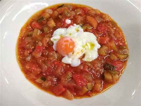 Pisto manchego con huevo frito