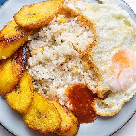 Arroz a la cubana con plátano frito y huevo