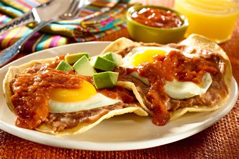 Huevos rancheros con tortillas de maíz y salsa picante