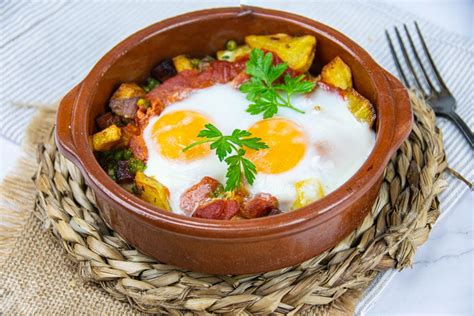 Huevos a la flamenca con guisantes, chorizo y patatas