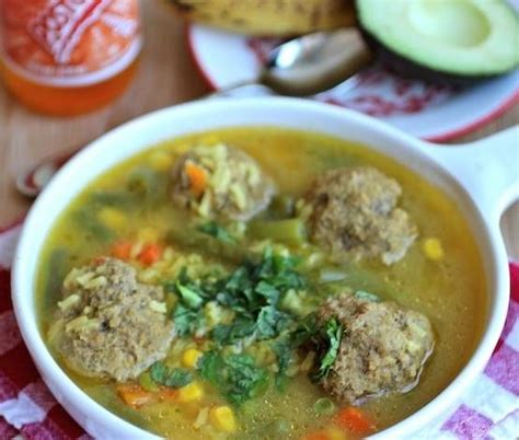Sopa de albóndigas colombiana lista para servir
