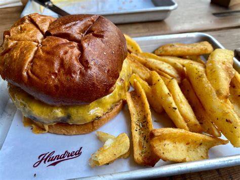 Interior de Hundred Burgers con estética americana y juvenil