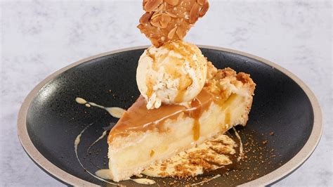 Tarta de manzana con helado de vainilla