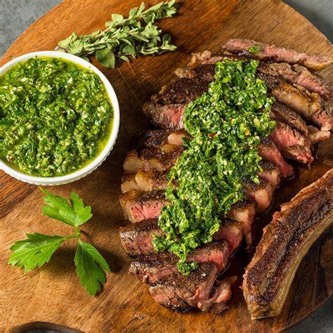Asado argentino con chimichurri servido al lado