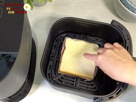 Freidora de aire cocinando un sándwich