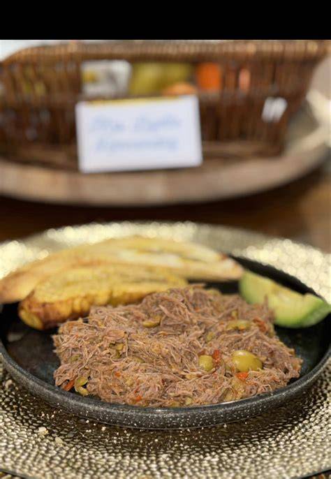 Olla con carne de monte cocinándose a fuego lento