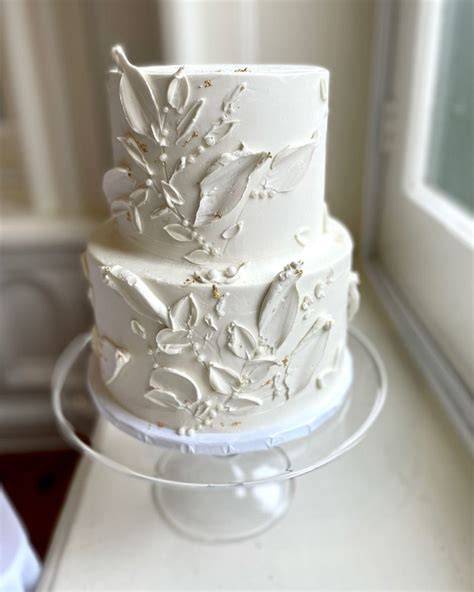Torta de casamiento con detalles dorados