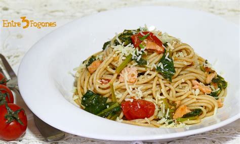Plato de espaguetis integrales con tomates cherry, jamón y rúcula