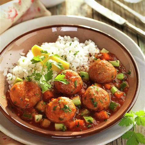 plato de albóndigas caseras en salsa de tomate servidas con arroz