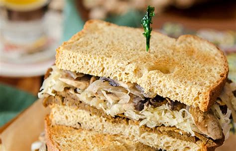 Sándwich vegano de seitán, chucrut y champiñones