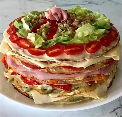Torre de panqueques sin azúcar con frutas y sirope
