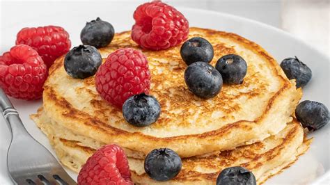 Panqueques de avena y cacao con toppings saludables