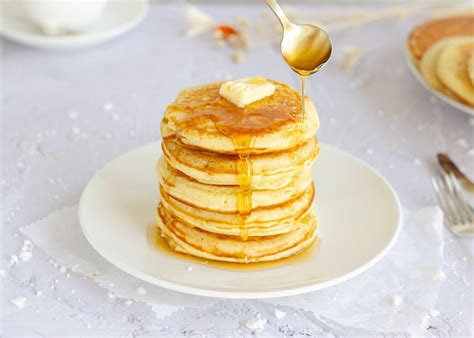 Panqueques sin harina apilados con sirope