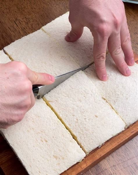 Persona cortando sándwiches de miga con un cuchillo afilado