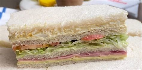Preparación de sándwiches de miga con queso crema