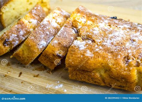 Bizcocho de cuajada cortado en porciones