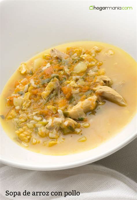 Sopa de arroz con pollo en un tazón
